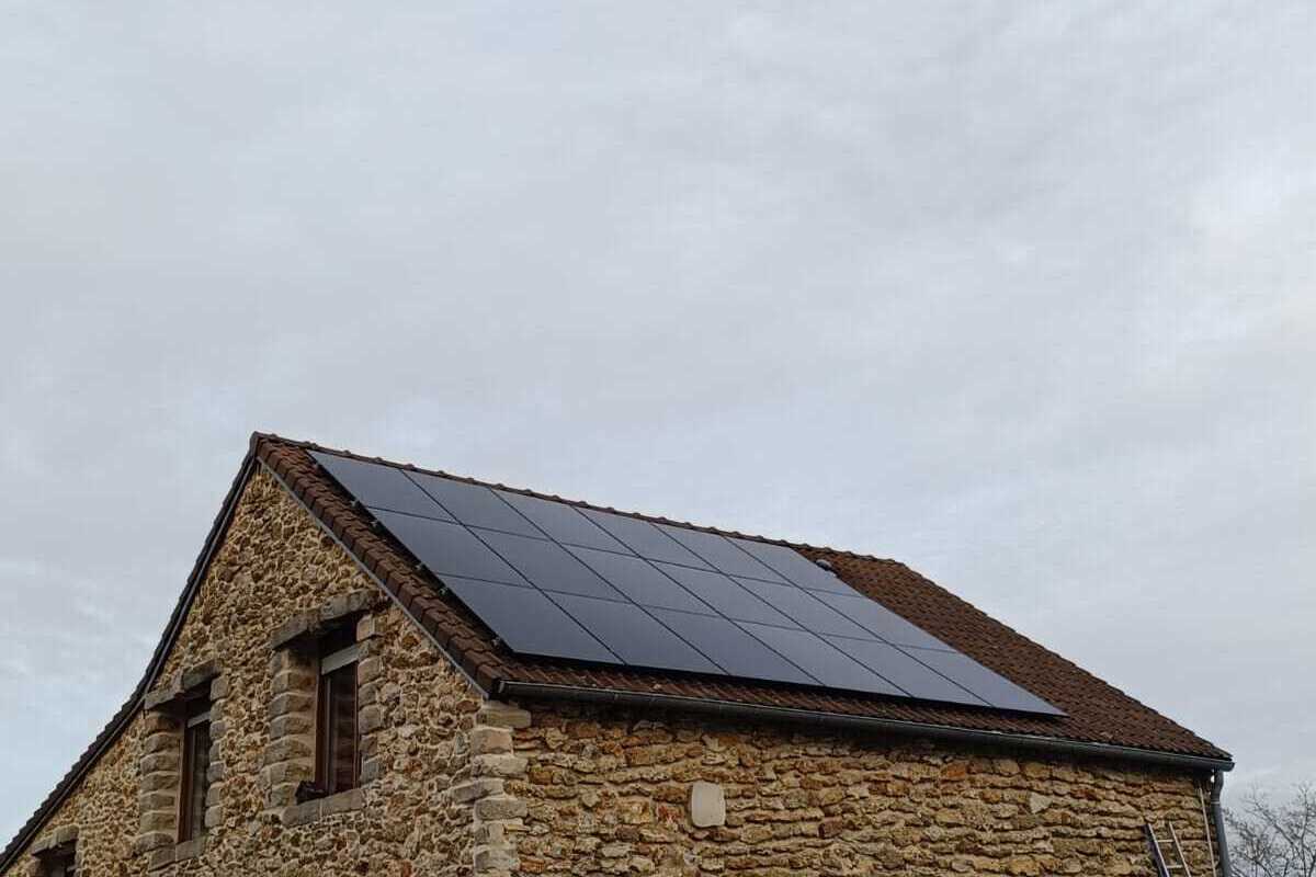 Installation de panneaux solaires réalisée par Hello Watt